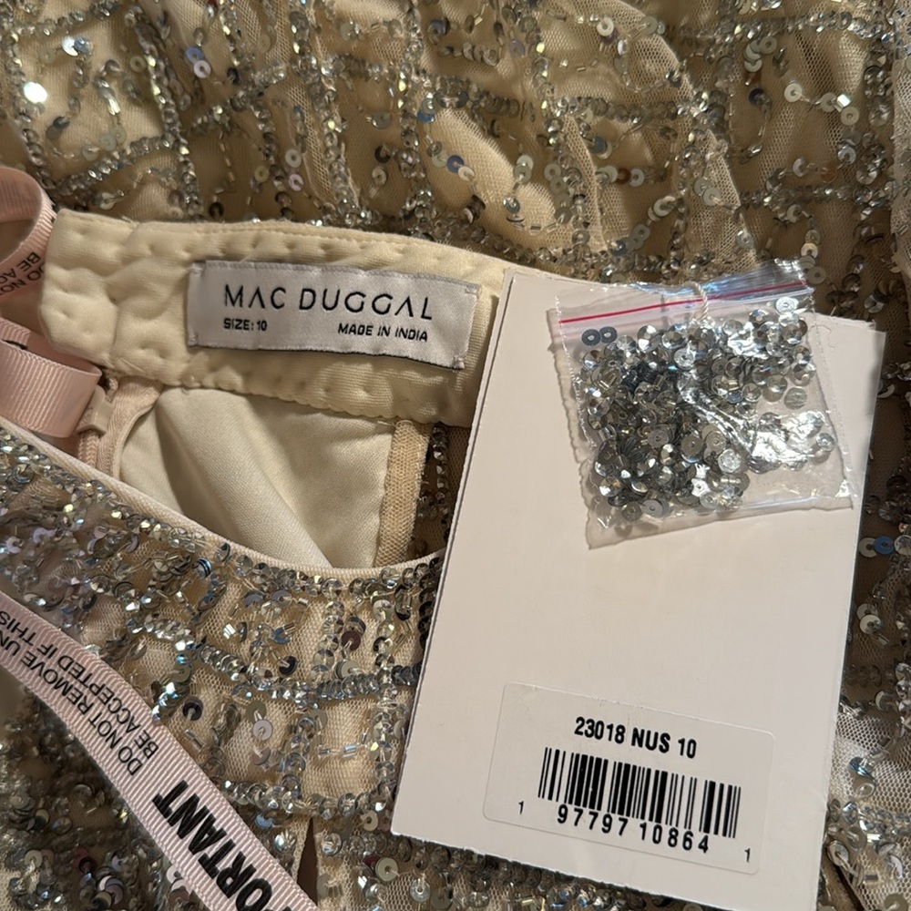 MAC DUGGAL
Silver Embellished Halter Neck Keyhole Gown - Picture 14 of 17